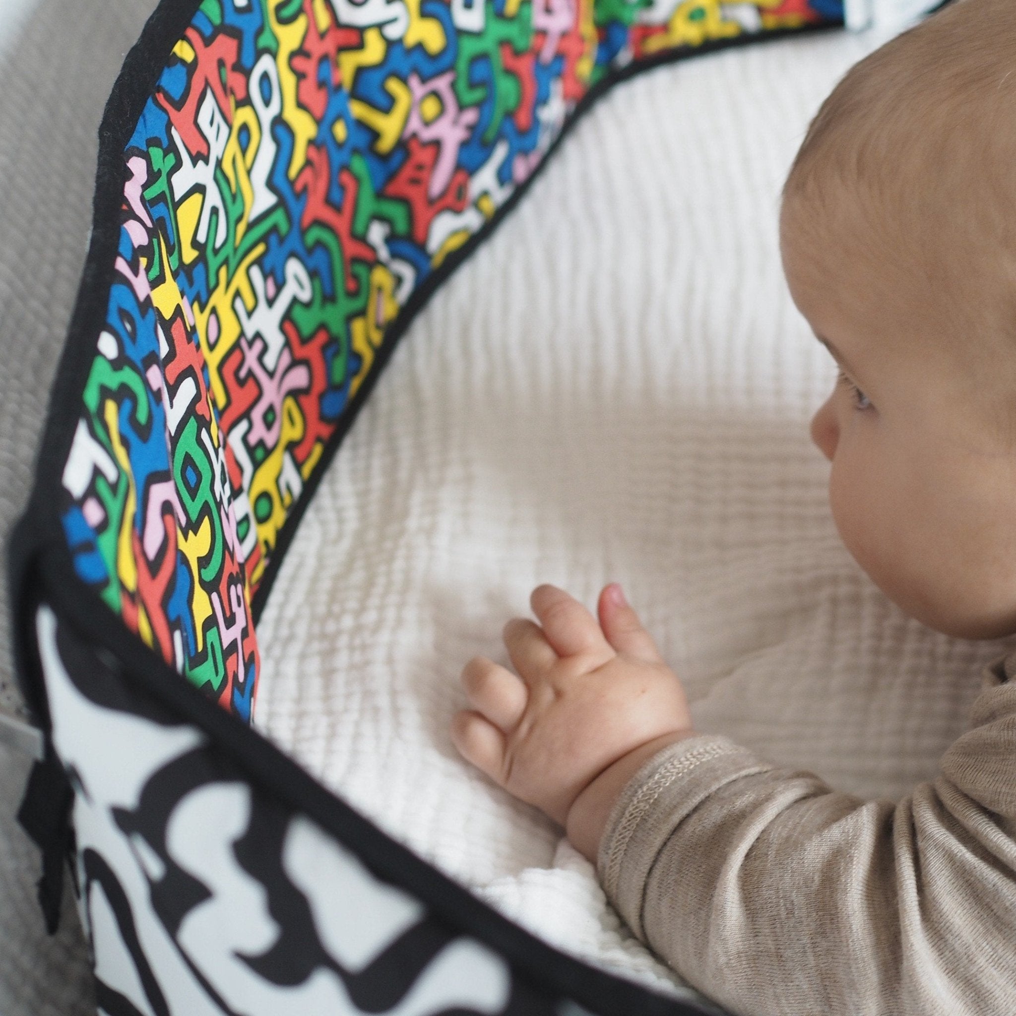 ETTA LOVES x KEITH HARING SENSORY STRIP - reversible newborn to 4 months / 5+ months - Etta Loves