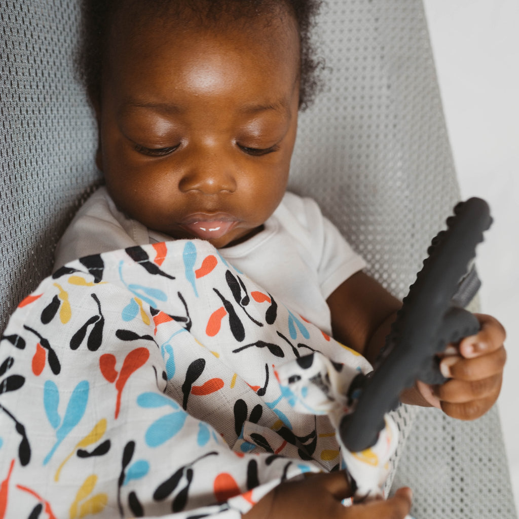 SENSORY TEETHER WITH MINI MUSLIN - BLACK/SYCAMORE (5+ month babies) - Etta Loves
