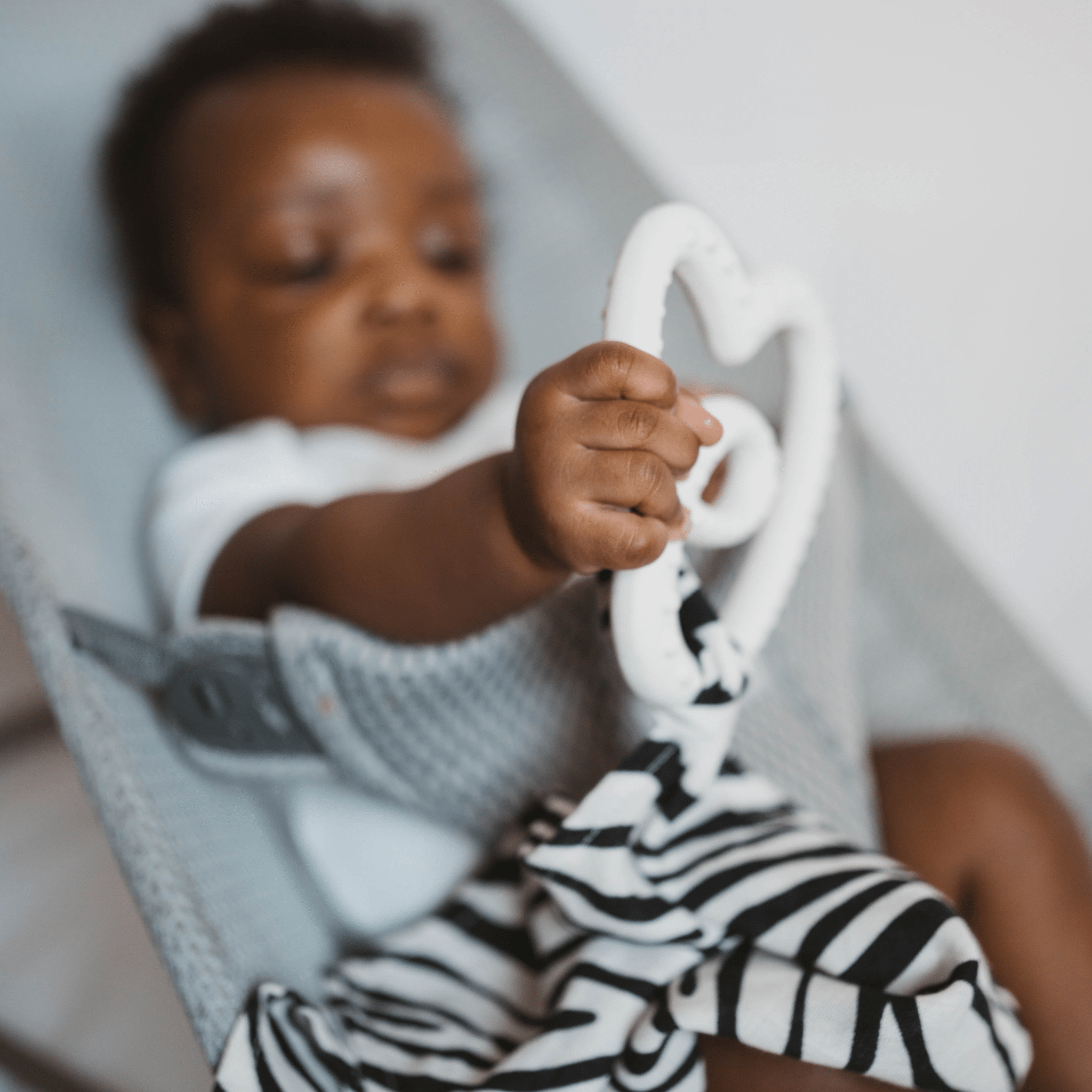 SENSORY TEETHER WITH MINI MUSLIN - WHITE/ZEBRA - Etta Loves